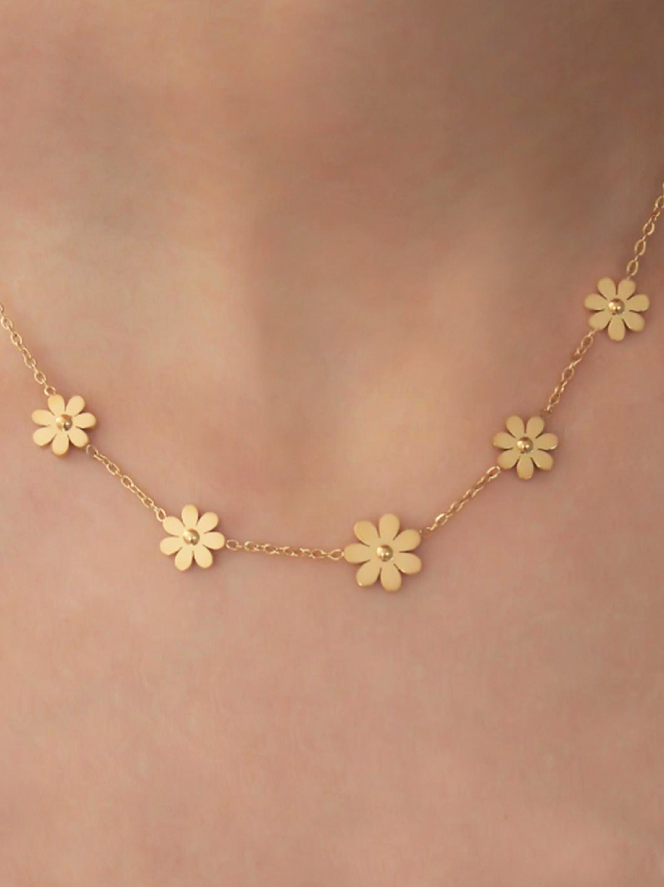Glima Gold-Plated Flower Necklace – Dainty Stainless Steel Jewelry for Women