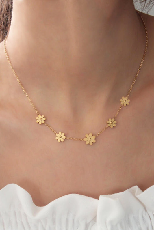 Glima Gold-Plated Flower Necklace – Dainty Stainless Steel Jewelry for Women