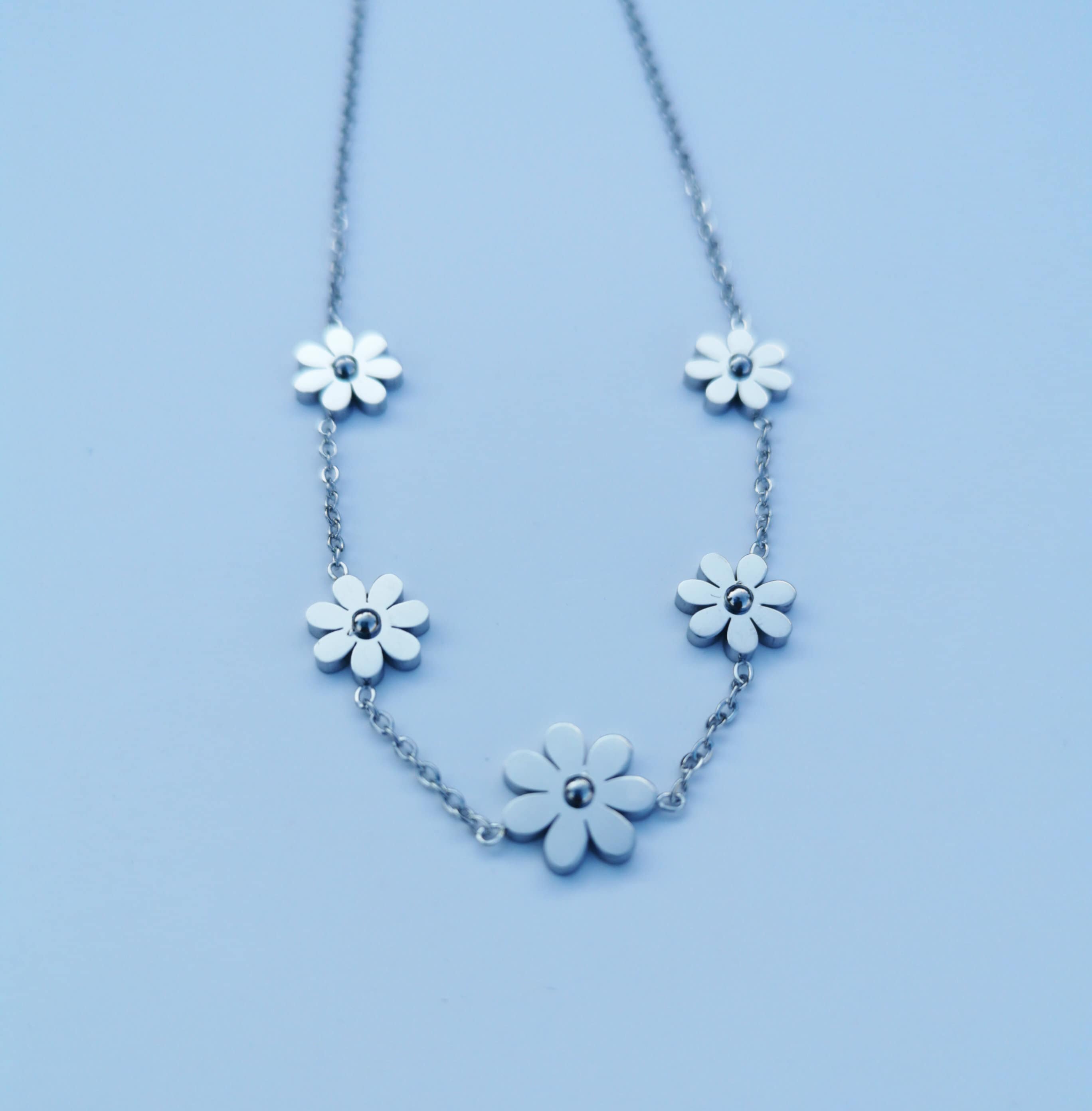 Glima Gold-Plated Flower Necklace – Dainty Stainless Steel Jewelry for Women