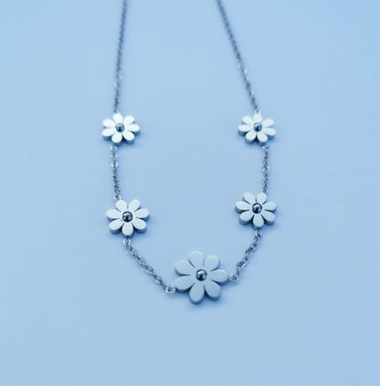 Glima Gold-Plated Flower Necklace – Dainty Stainless Steel Jewelry for Women